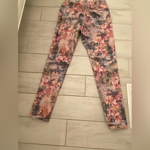 Gently Worn Venus Size Medium Reversible Skinny Jeans in Pink and Floral - Picture 10 of 14